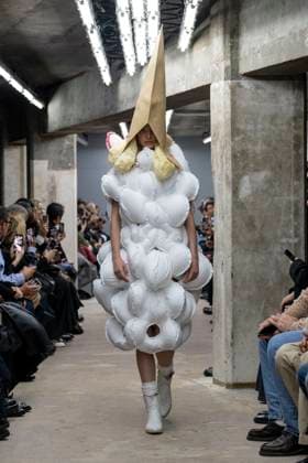 Défilé Comme des garcons Collection Femme Prêt à Porter Printemps Eté 2026 lors de la Fashion Week de Paris, le 4 octobre 2025 Comme des garcons Fashion Show Women Ready to Wear Spring Summer 2026 Collection , during Paris Fashion Week October 4th, 2025 Paris France  Copyright: xAgencex xBestimagexAgencex xBestimagex
