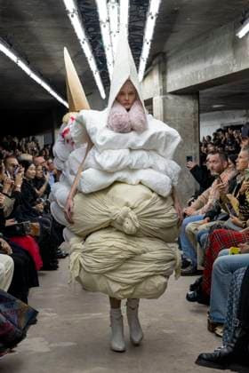 Défilé Comme des garcons Collection Femme Prêt à Porter Printemps Eté 2026 lors de la Fashion Week de Paris, le 4 octobre 2025 Comme des garcons Fashion Show Women Ready to Wear Spring Summer 2026 Collection , during Paris Fashion Week October 4th, 2025 Paris France  Copyright: xAgencex xBestimagexAgencex xBestimagex