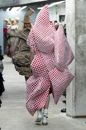 Défilé Comme des garcons Collection Femme Prêt à Porter Printemps Eté 2026 lors de la Fashion Week de Paris, le 4 octobre 2025 Comme des garcons Fashion Show Women Ready to Wear Spring Summer 2026 Collection , during Paris Fashion Week October 4th, 2025 Paris France  Copyright: xAgencex xBestimagexAgencex xBestimagex