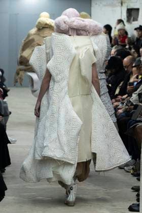 Défilé Comme des garcons Collection Femme Prêt à Porter Printemps Eté 2026 lors de la Fashion Week de Paris, le 4 octobre 2025 Comme des garcons Fashion Show Women Ready to Wear Spring Summer 2026 Collection , during Paris Fashion Week October 4th, 2025 Paris France  Copyright: xAgencex xBestimagexAgencex xBestimagex