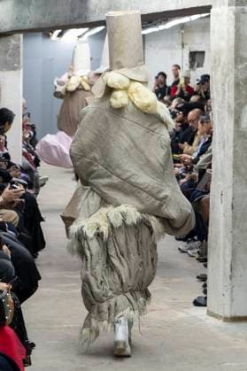 Défilé Comme des garcons Collection Femme Prêt à Porter Printemps Eté 2026 lors de la Fashion Week de Paris, le 4 octobre 2025 Comme des garcons Fashion Show Women Ready to Wear Spring Summer 2026 Collection , during Paris Fashion Week October 4th, 2025 Paris France  Copyright: xAgencex xBestimagexAgencex xBestimagex