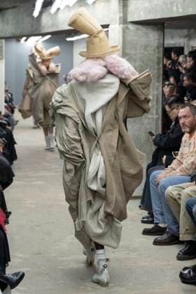 Défilé Comme des garcons Collection Femme Prêt à Porter Printemps Eté 2026 lors de la Fashion Week de Paris, le 4 octobre 2025 Comme des garcons Fashion Show Women Ready to Wear Spring Summer 2026 Collection , during Paris Fashion Week October 4th, 2025 Paris France  Copyright: xAgencex xBestimagexAgencex xBestimagex