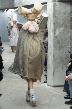 Défilé Comme des garcons Collection Femme Prêt à Porter Printemps Eté 2026 lors de la Fashion Week de Paris, le 4 octobre 2025 Comme des garcons Fashion Show Women Ready to Wear Spring Summer 2026 Collection , during Paris Fashion Week October 4th, 2025 Paris France  Copyright: xAgencex xBestimagexAgencex xBestimagex