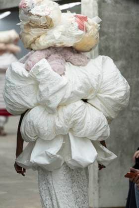Défilé Comme des garcons Collection Femme Prêt à Porter Printemps Eté 2026 lors de la Fashion Week de Paris, le 4 octobre 2025 Comme des garcons Fashion Show Women Ready to Wear Spring Summer 2026 Collection , during Paris Fashion Week October 4th, 2025 Paris France  Copyright: xAgencex xBestimagexAgencex xBestimagex