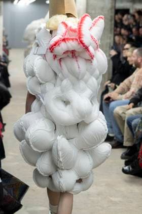 Défilé Comme des garcons Collection Femme Prêt à Porter Printemps Eté 2026 lors de la Fashion Week de Paris, le 4 octobre 2025 Comme des garcons Fashion Show Women Ready to Wear Spring Summer 2026 Collection , during Paris Fashion Week October 4th, 2025 Paris France  Copyright: xAgencex xBestimagexAgencex xBestimagex