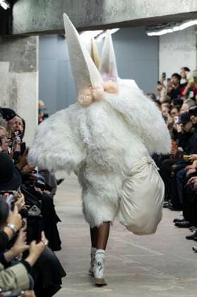 Défilé Comme des garcons Collection Femme Prêt à Porter Printemps Eté 2026 lors de la Fashion Week de Paris, le 4 octobre 2025 Comme des garcons Fashion Show Women Ready to Wear Spring Summer 2026 Collection , during Paris Fashion Week October 4th, 2025 Paris France  Copyright: xAgencex xBestimagexAgencex xBestimagex