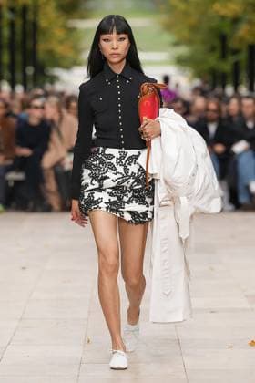 (251006) -- PARIS, Oct. 6, 2025 -- A model presents creations from the ready-to-wear Spring Summer 2026 collections by CELINE during the Paris Fashion Week in Paris, France, on Oct. 5, 2025. ( Handout via Xinhua) FRANCE-PARIS-FASHION WEEK-CELINE MeetEurope 