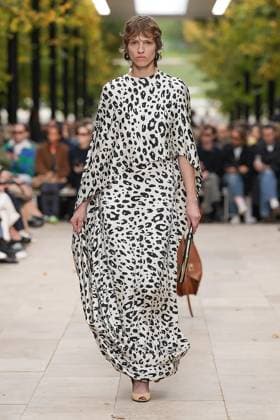 (251006) -- PARIS, Oct. 6, 2025 -- A model presents creations from the ready-to-wear Spring Summer 2026 collections by CELINE during the Paris Fashion Week in Paris, France, on Oct. 5, 2025. ( Handout via Xinhua) FRANCE-PARIS-FASHION WEEK-CELINE MeetEurope 
