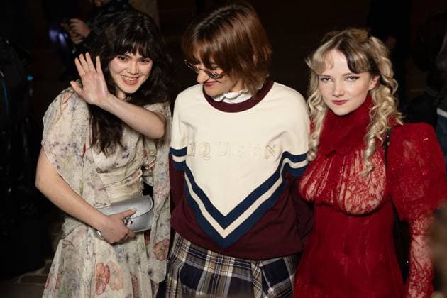 Abigail Morris, Aurora Nishevci, Emily Roberts of The Last Dinner Party People at the McQueen Womens Ready to Wear Spring Summer 2026 Collection show during Paris Fashion Week PFW on October 5, 2025 Julien Sarkissian Bestimage People at the McQueen Womens Ready to Wear Spring Summer 2026 Collection show during Paris Fashion Week PFW on October 5, 2025 Paris France  Copyright: xJulienxSarkissianx xBestimagexJulienxSarkissianx xBestimagex