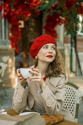 Woman in beret enjoys coffee and baguette outdoors Orenburg, Orenburg Oblast, Russia R_LQBD251005AD-1854068-01 ,model released, Symbolfoto