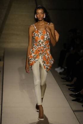PFW - Chloe Runway A model walks the runway during the Chloe Womenswear Spring Summer 2026 show as part of Paris Fashion Week on October 05, 2025 in Paris, France. Photo by Alain-Gil Gonzalez ABACAPRESS.COM Paris France  Copyright: xGonzalezxAlain-Gil ABACAx
