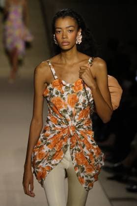 PFW - Chloe Runway A model walks the runway during the Chloe Womenswear Spring Summer 2026 show as part of Paris Fashion Week on October 05, 2025 in Paris, France. Photo by Alain-Gil Gonzalez ABACAPRESS.COM Paris France  Copyright: xGonzalezxAlain-Gil ABACAx
