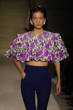 PFW - Chloe Runway A model walks the runway during the Chloe Womenswear Spring Summer 2026 show as part of Paris Fashion Week on October 05, 2025 in Paris, France. Photo by Alain-Gil Gonzalez ABACAPRESS.COM Paris France  Copyright: xGonzalezxAlain-Gil ABACAx