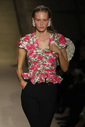 PFW - Chloe Runway A model walks the runway during the Chloe Womenswear Spring Summer 2026 show as part of Paris Fashion Week on October 05, 2025 in Paris, France. Photo by Alain-Gil Gonzalez ABACAPRESS.COM Paris France  Copyright: xGonzalezxAlain-Gil ABACAx