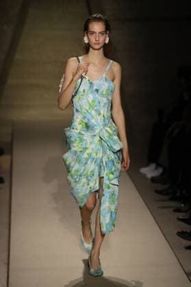 PFW - Chloe Runway A model walks the runway during the Chloe Womenswear Spring Summer 2026 show as part of Paris Fashion Week on October 05, 2025 in Paris, France. Photo by Alain-Gil Gonzalez ABACAPRESS.COM Paris France  Copyright: xGonzalezxAlain-Gil ABACAx