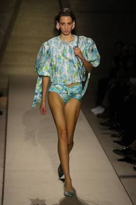 PFW - Chloe Runway A model walks the runway during the Chloe Womenswear Spring Summer 2026 show as part of Paris Fashion Week on October 05, 2025 in Paris, France. Photo by Alain-Gil Gonzalez ABACAPRESS.COM Paris France  Copyright: xGonzalezxAlain-Gil ABACAx