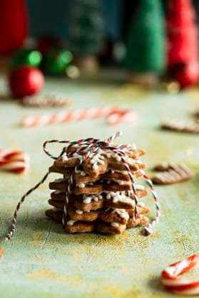 IMAGO Creative, Weihnachten, Food, Backen, Lebkuchen Festive stack of tree-shaped gingerbread cookies tied with string H?wera, Taranaki Region, New Zealand R_LVBS251005-1848050-01