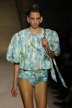PFW - Chloe Runway A model walks the runway during the Chloe Womenswear Spring Summer 2026 show as part of Paris Fashion Week on October 05, 2025 in Paris, France. Photo by Alain-Gil Gonzalez ABACAPRESS.COM Paris France  Copyright: xGonzalezxAlain-Gil ABACAx
