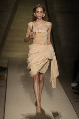PFW - Chloe Runway A model walks the runway during the Chloe Womenswear Spring Summer 2026 show as part of Paris Fashion Week on October 05, 2025 in Paris, France. Photo by Alain-Gil Gonzalez ABACAPRESS.COM Paris France  Copyright: xGonzalezxAlain-Gil ABACAx