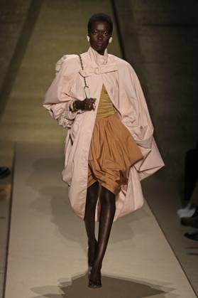 PFW - Chloe Runway A model walks the runway during the Chloe Womenswear Spring Summer 2026 show as part of Paris Fashion Week on October 05, 2025 in Paris, France. Photo by Alain-Gil Gonzalez ABACAPRESS.COM Paris France  Copyright: xGonzalezxAlain-Gil ABACAx