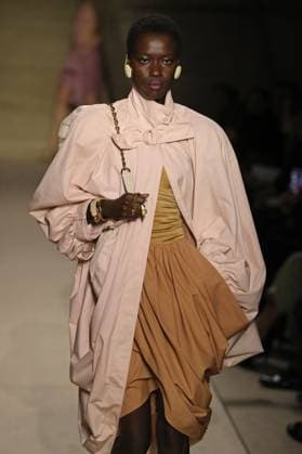 PFW - Chloe Runway A model walks the runway during the Chloe Womenswear Spring Summer 2026 show as part of Paris Fashion Week on October 05, 2025 in Paris, France. Photo by Alain-Gil Gonzalez ABACAPRESS.COM Paris France  Copyright: xGonzalezxAlain-Gil ABACAx