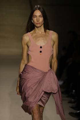 PFW - Chloe Runway A model walks the runway during the Chloe Womenswear Spring Summer 2026 show as part of Paris Fashion Week on October 05, 2025 in Paris, France. Photo by Alain-Gil Gonzalez ABACAPRESS.COM Paris France  Copyright: xGonzalezxAlain-Gil ABACAx