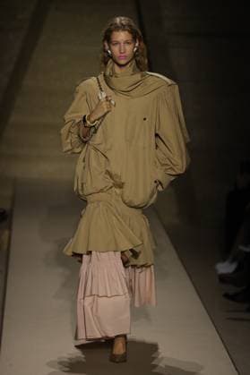 PFW - Chloe Runway A model walks the runway during the Chloe Womenswear Spring Summer 2026 show as part of Paris Fashion Week on October 05, 2025 in Paris, France. Photo by Alain-Gil Gonzalez ABACAPRESS.COM Paris France  Copyright: xGonzalezxAlain-Gil ABACAx