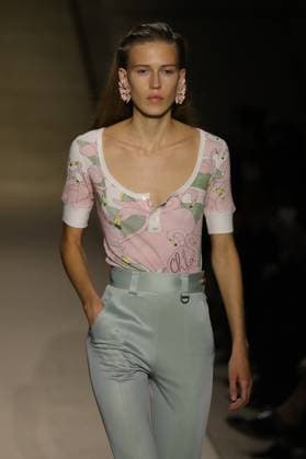 PFW - Chloe Runway A model walks the runway during the Chloe Womenswear Spring Summer 2026 show as part of Paris Fashion Week on October 05, 2025 in Paris, France. Photo by Alain-Gil Gonzalez ABACAPRESS.COM Paris France  Copyright: xGonzalezxAlain-Gil ABACAx
