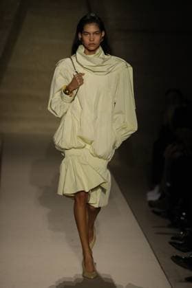 PFW - Chloe Runway A model walks the runway during the Chloe Womenswear Spring Summer 2026 show as part of Paris Fashion Week on October 05, 2025 in Paris, France. Photo by Alain-Gil Gonzalez ABACAPRESS.COM Paris France  Copyright: xGonzalezxAlain-Gil ABACAx