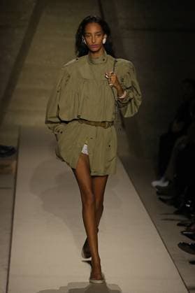 PFW - Chloe Runway A model walks the runway during the Chloe Womenswear Spring Summer 2026 show as part of Paris Fashion Week on October 05, 2025 in Paris, France. Photo by Alain-Gil Gonzalez ABACAPRESS.COM Paris France  Copyright: xGonzalezxAlain-Gil ABACAx