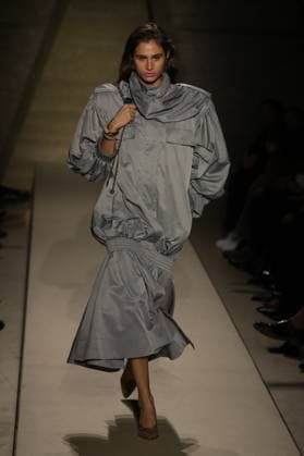 PFW - Chloe Runway A model walks the runway during the Chloe Womenswear Spring Summer 2026 show as part of Paris Fashion Week on October 05, 2025 in Paris, France. Photo by Alain-Gil Gonzalez ABACAPRESS.COM Paris France  Copyright: xGonzalezxAlain-Gil ABACAx