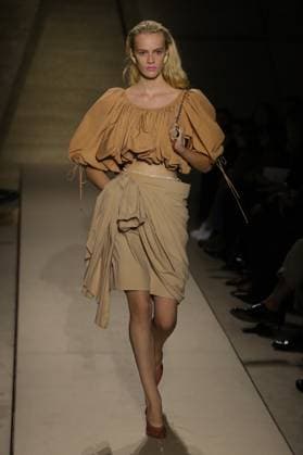 PFW - Chloe Runway A model walks the runway during the Chloe Womenswear Spring Summer 2026 show as part of Paris Fashion Week on October 05, 2025 in Paris, France. Photo by Alain-Gil Gonzalez ABACAPRESS.COM Paris France  Copyright: xGonzalezxAlain-Gil ABACAx