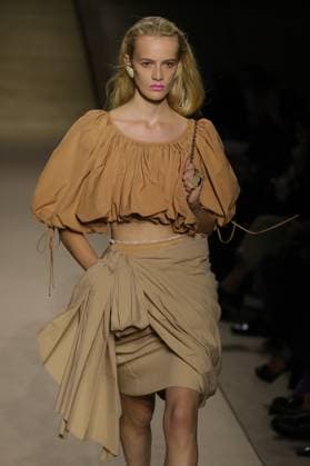 PFW - Chloe Runway A model walks the runway during the Chloe Womenswear Spring Summer 2026 show as part of Paris Fashion Week on October 05, 2025 in Paris, France. Photo by Alain-Gil Gonzalez ABACAPRESS.COM Paris France  Copyright: xGonzalezxAlain-Gil ABACAx