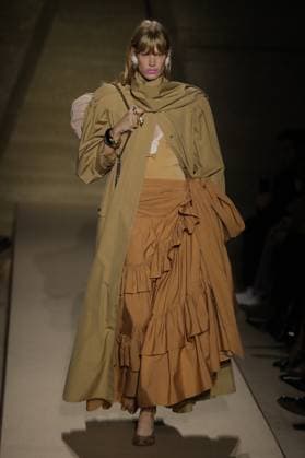 PFW - Chloe Runway A model walks the runway during the Chloe Womenswear Spring Summer 2026 show as part of Paris Fashion Week on October 05, 2025 in Paris, France. Photo by Alain-Gil Gonzalez ABACAPRESS.COM Paris France  Copyright: xGonzalezxAlain-Gil ABACAx