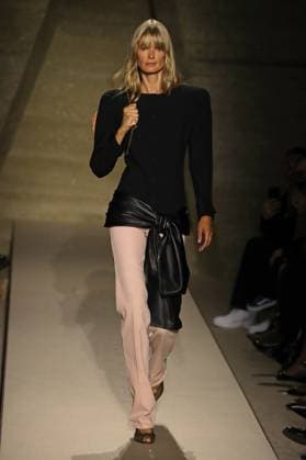 PFW - Chloe Runway A model walks the runway during the Chloe Womenswear Spring Summer 2026 show as part of Paris Fashion Week on October 05, 2025 in Paris, France. Photo by Alain-Gil Gonzalez ABACAPRESS.COM Paris France  Copyright: xGonzalezxAlain-Gil ABACAx