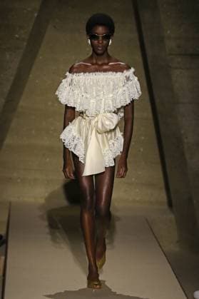 PFW - Chloe Runway A model walks the runway during the Chloe Womenswear Spring Summer 2026 show as part of Paris Fashion Week on October 05, 2025 in Paris, France. Photo by Alain-Gil Gonzalez ABACAPRESS.COM Paris France  Copyright: xGonzalezxAlain-Gil ABACAx
