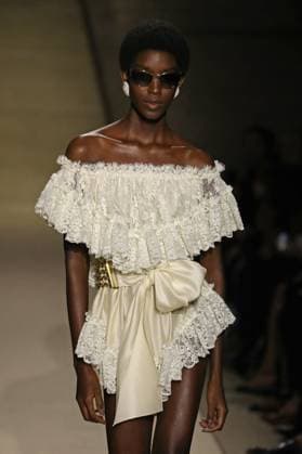 PFW - Chloe Runway A model walks the runway during the Chloe Womenswear Spring Summer 2026 show as part of Paris Fashion Week on October 05, 2025 in Paris, France. Photo by Alain-Gil Gonzalez ABACAPRESS.COM Paris France  Copyright: xGonzalezxAlain-Gil ABACAx
