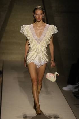 PFW - Chloe Runway A model walks the runway during the Chloe Womenswear Spring Summer 2026 show as part of Paris Fashion Week on October 05, 2025 in Paris, France. Photo by Alain-Gil Gonzalez ABACAPRESS.COM Paris France  Copyright: xGonzalezxAlain-Gil ABACAx