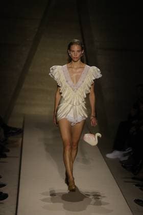 PFW - Chloe Runway A model walks the runway during the Chloe Womenswear Spring Summer 2026 show as part of Paris Fashion Week on October 05, 2025 in Paris, France. Photo by Alain-Gil Gonzalez ABACAPRESS.COM Paris France  Copyright: xGonzalezxAlain-Gil ABACAx