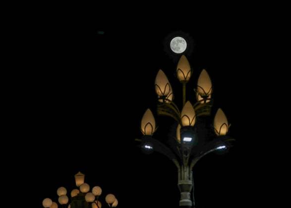 Mid-Autumn Festival Round Moon A round moon captured in the urban area of Yuping Dong Autonomous County in Tongren City, Guizhou Province, China October 6th, 2025. Tongren Guizhou China  Copyright: xCFOTOx i1759782015627