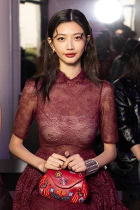 I Hua Wu au front Row du défilé Shiatzi Chen Collection Femme Prêt à Porter Printemps Eté 2026 lors de la Fashion Week de Paris PFW , le 6 octobre 2025 Julien Sarkissian Bestimage Front Row of the Shiatzi Chen Women Ready to Wear Spring Summer 2026 Collection fashion show, during Paris Fashion Week, on October 6th, 2025 Paris France  Copyright: xJulienxSarkissianx xBestimagexJulienxSarkissianx xBestimagex