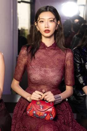 I Hua Wu au front Row du défilé Shiatzi Chen Collection Femme Prêt à Porter Printemps Eté 2026 lors de la Fashion Week de Paris PFW , le 6 octobre 2025 Julien Sarkissian Bestimage Front Row of the Shiatzi Chen Women Ready to Wear Spring Summer 2026 Collection fashion show, during Paris Fashion Week, on October 6th, 2025 Paris France  Copyright: xJulienxSarkissianx xBestimagexJulienxSarkissianx xBestimagex
