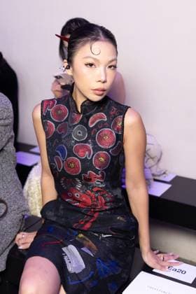 Guest au front Row du défilé Shiatzi Chen Collection Femme Prêt à Porter Printemps Eté 2026 lors de la Fashion Week de Paris PFW , le 6 octobre 2025 Julien Sarkissian Bestimage Front Row of the Shiatzi Chen Women Ready to Wear Spring Summer 2026 Collection fashion show, during Paris Fashion Week, on October 6th, 2025 Paris France  Copyright: xJulienxSarkissianx xBestimagexJulienxSarkissianx xBestimagex