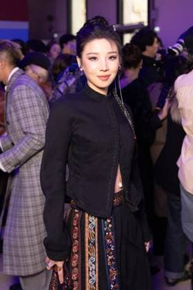 Guest au front Row du défilé Shiatzi Chen Collection Femme Prêt à Porter Printemps Eté 2026 lors de la Fashion Week de Paris PFW , le 6 octobre 2025 Julien Sarkissian Bestimage Front Row of the Shiatzi Chen Women Ready to Wear Spring Summer 2026 Collection fashion show, during Paris Fashion Week, on October 6th, 2025 Paris France  Copyright: xJulienxSarkissianx xBestimagexJulienxSarkissianx xBestimagex