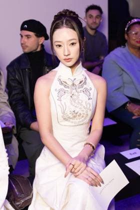 Guest au front Row du défilé Shiatzi Chen Collection Femme Prêt à Porter Printemps Eté 2026 lors de la Fashion Week de Paris PFW , le 6 octobre 2025 Julien Sarkissian Bestimage Front Row of the Shiatzi Chen Women Ready to Wear Spring Summer 2026 Collection fashion show, during Paris Fashion Week, on October 6th, 2025 Paris France  Copyright: xJulienxSarkissianx xBestimagexJulienxSarkissianx xBestimagex