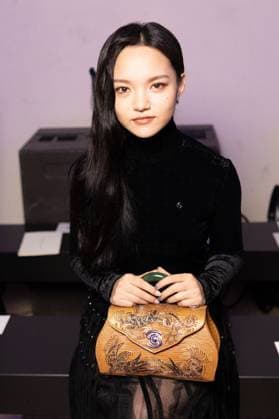Guest au front Row du défilé Shiatzi Chen Collection Femme Prêt à Porter Printemps Eté 2026 lors de la Fashion Week de Paris PFW , le 6 octobre 2025 Julien Sarkissian Bestimage Front Row of the Shiatzi Chen Women Ready to Wear Spring Summer 2026 Collection fashion show, during Paris Fashion Week, on October 6th, 2025 Paris France  Copyright: xJulienxSarkissianx xBestimagexJulienxSarkissianx xBestimagex