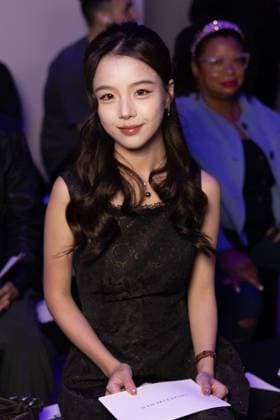Guest au front Row du défilé Shiatzi Chen Collection Femme Prêt à Porter Printemps Eté 2026 lors de la Fashion Week de Paris PFW , le 6 octobre 2025 Julien Sarkissian Bestimage Front Row of the Shiatzi Chen Women Ready to Wear Spring Summer 2026 Collection fashion show, during Paris Fashion Week, on October 6th, 2025 Paris France  Copyright: xJulienxSarkissianx xBestimagexJulienxSarkissianx xBestimagex