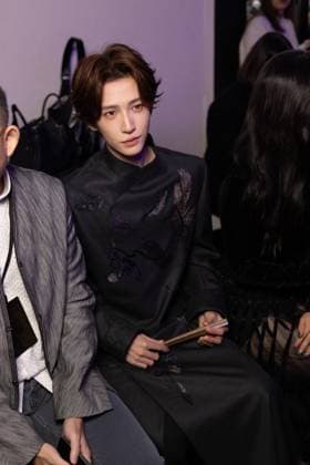 YU LIU au front Row du défilé Shiatzi Chen Collection Femme Prêt à Porter Printemps Eté 2026 lors de la Fashion Week de Paris PFW , le 6 octobre 2025 Julien Sarkissian Bestimage Front Row of the Shiatzi Chen Women Ready to Wear Spring Summer 2026 Collection fashion show, during Paris Fashion Week, on October 6th, 2025 Paris France  Copyright: xJulienxSarkissianx xBestimagexJulienxSarkissianx xBestimagex