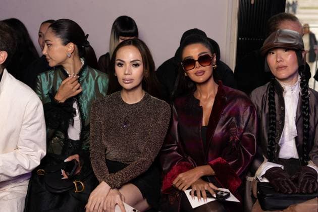 Guest au front Row du défilé Shiatzi Chen Collection Femme Prêt à Porter Printemps Eté 2026 lors de la Fashion Week de Paris PFW , le 6 octobre 2025 Julien Sarkissian Bestimage Front Row of the Shiatzi Chen Women Ready to Wear Spring Summer 2026 Collection fashion show, during Paris Fashion Week, on October 6th, 2025 Paris France  Copyright: xJulienxSarkissianx xBestimagexJulienxSarkissianx xBestimagex