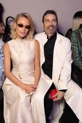 Richard Orlinski au front Row du défilé Shiatzi Chen Collection Femme Prêt à Porter Printemps Eté 2026 lors de la Fashion Week de Paris PFW , le 6 octobre 2025 Julien Sarkissian Bestimage Front Row of the Shiatzi Chen Women Ready to Wear Spring Summer 2026 Collection fashion show, during Paris Fashion Week, on October 6th, 2025 Paris France  Copyright: xJulienxSarkissianx xBestimagexJulienxSarkissianx xBestimagex